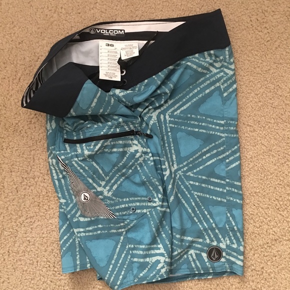 Men’s Volcom board shorts - Size 36 - Picture 3 of 5